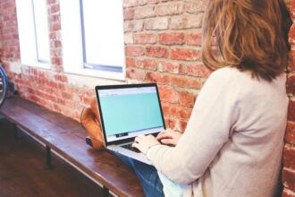 WomanonLaptop2.jpg