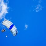 parachute-1209920_1920.jpg