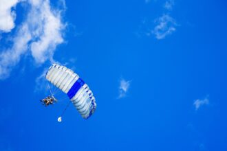 parachute-1209920_1920.jpg