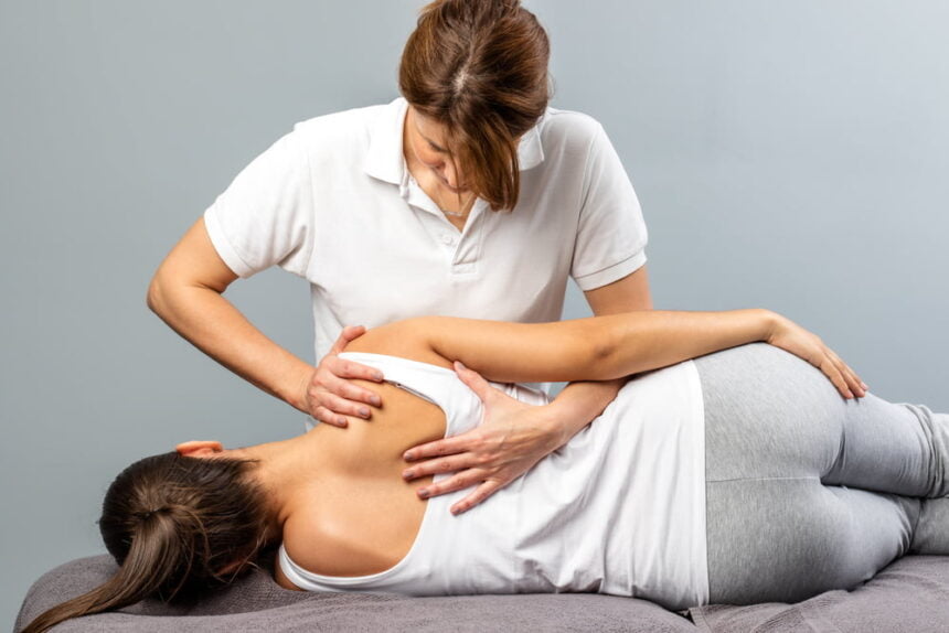 what is the difference between an osteopath and chiropractor