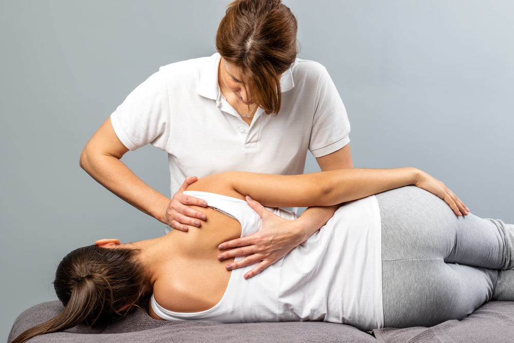 what is the difference between an osteopath and chiropractor