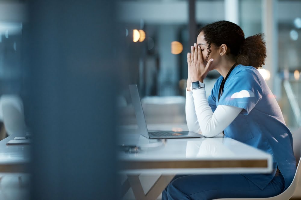 看護師の燃え尽きを防ぐために、医療スタッフがワークロードを軽減する方法